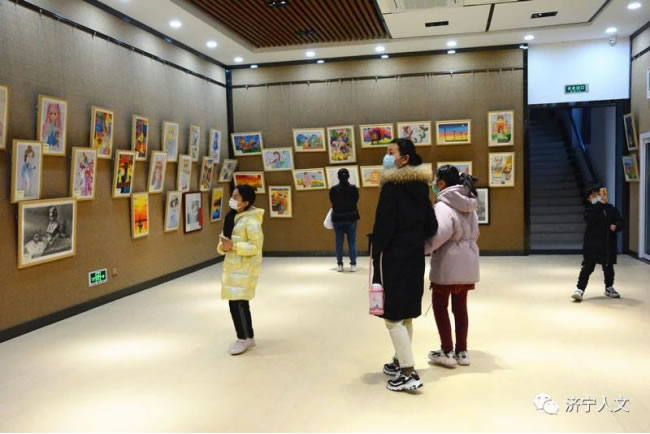 “未來之星”濟寧市藝術(shù)特長生書畫作品展開幕24.jpg